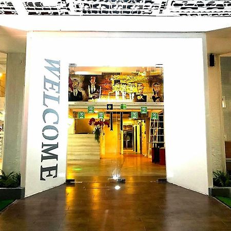 Silom Art Hostel Бангкок Екстер'єр фото