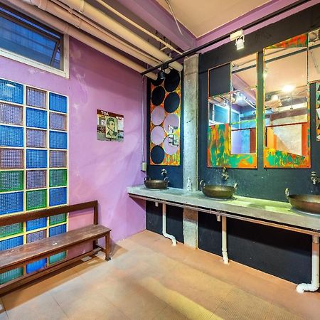 Silom Art Hostel Бангкок Екстер'єр фото