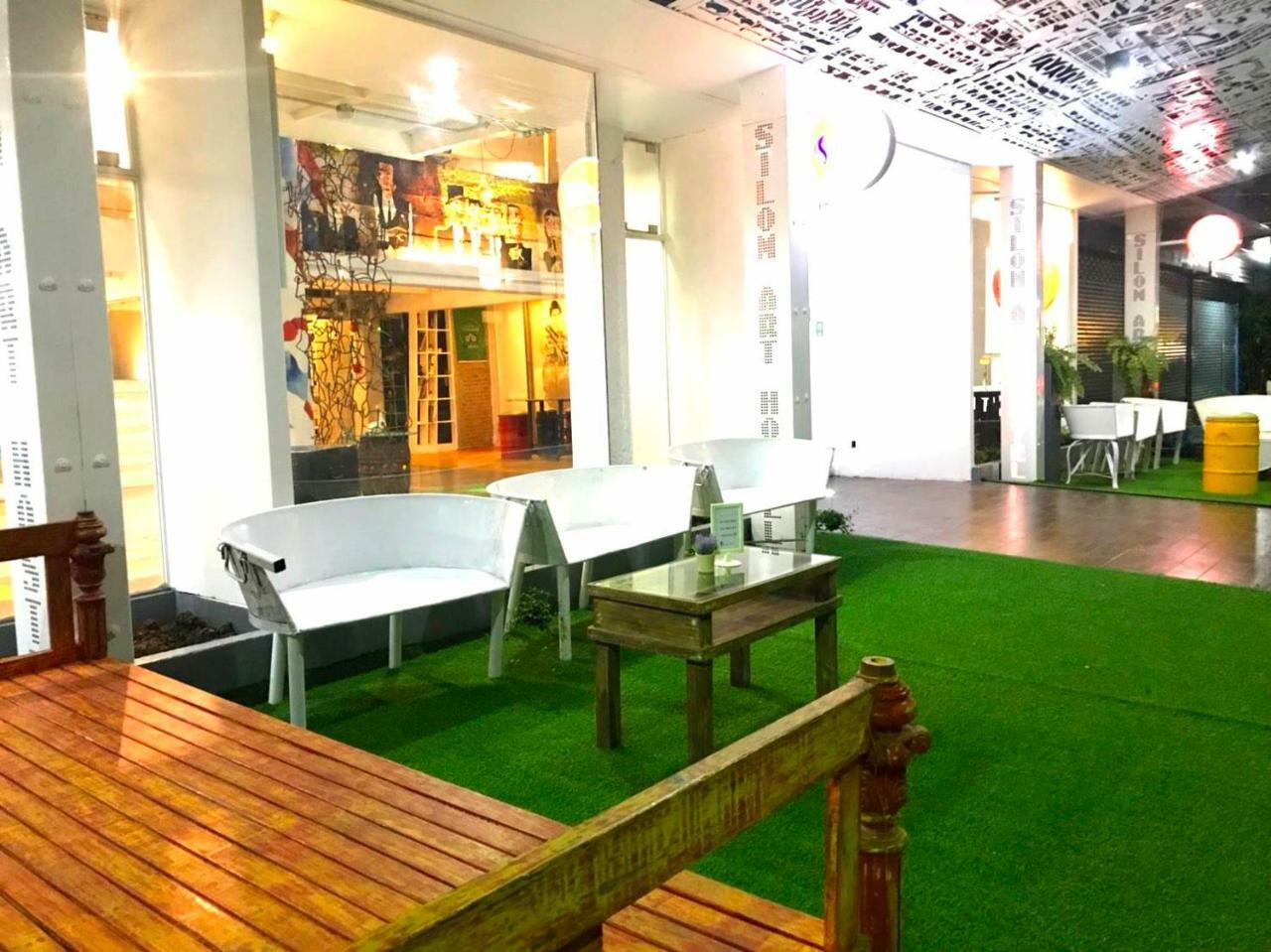 Silom Art Hostel Бангкок Екстер'єр фото