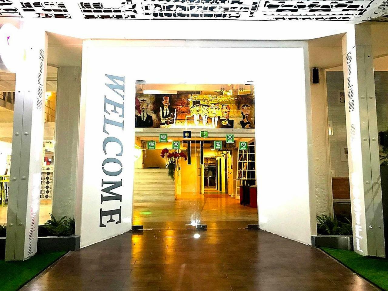 Silom Art Hostel Бангкок Екстер'єр фото