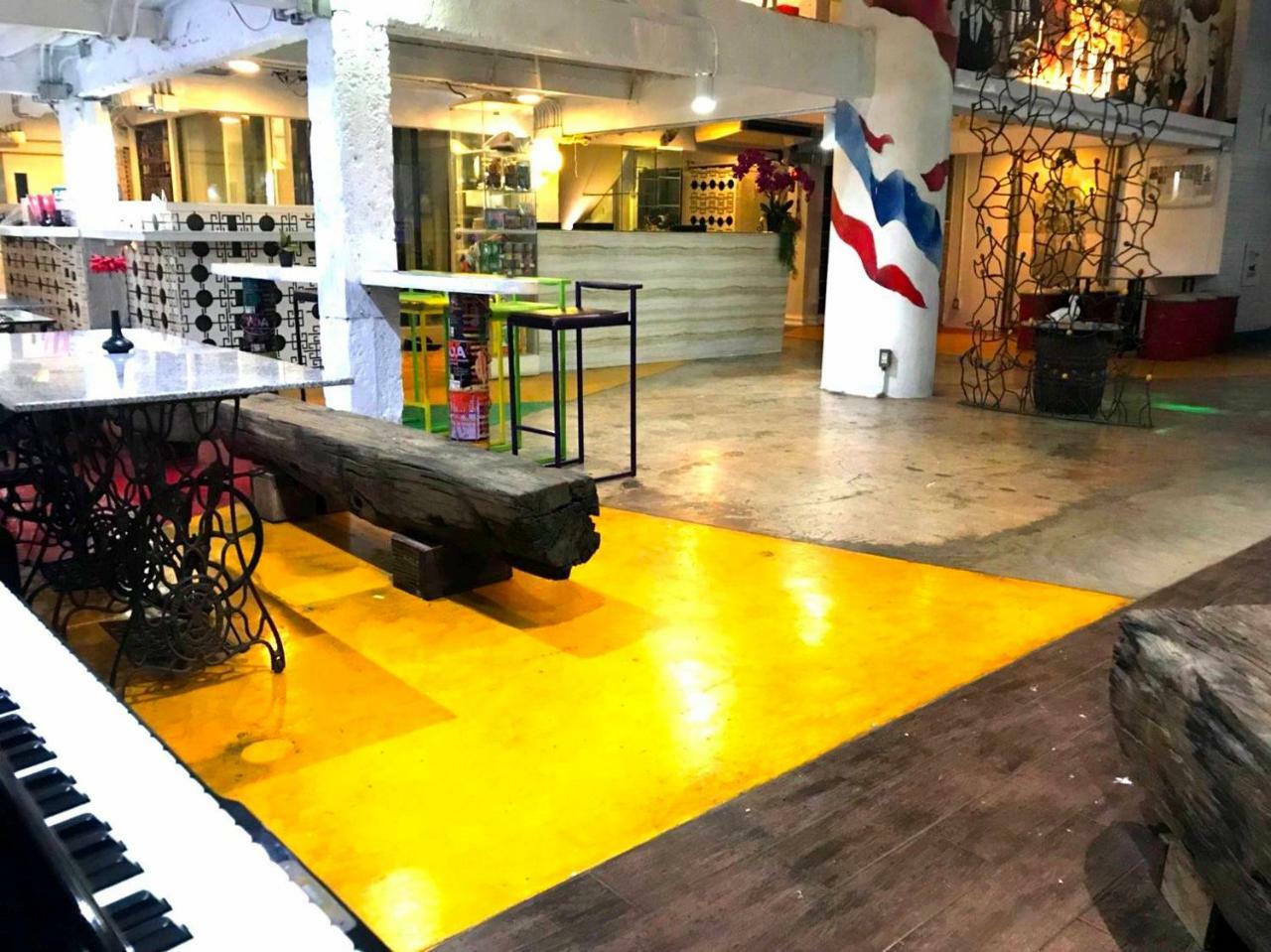 Silom Art Hostel Бангкок Екстер'єр фото